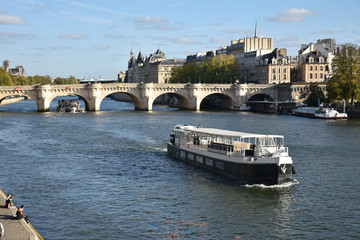 Obraz premium Pont Neuf et bateaux sur la Seine à Paris, France