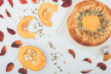 pumkin pie with seeds and leaves