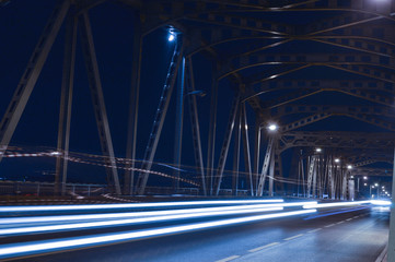 Fototapeta na wymiar 幻想的な夜の橋
