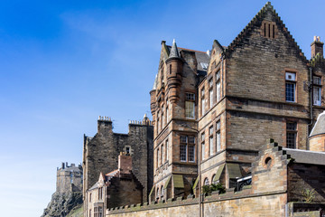 Obraz premium Street view of Historic Old Town Houses in Edinburgh, Scotland