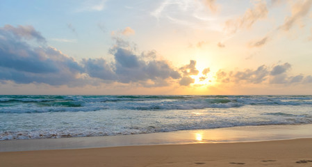Obraz premium Beach with sea and waves during sunset on a tropical island