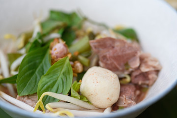 Small noodles with pork and meatballs