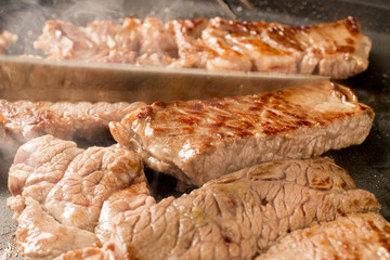 焼いた牛肉をカットする