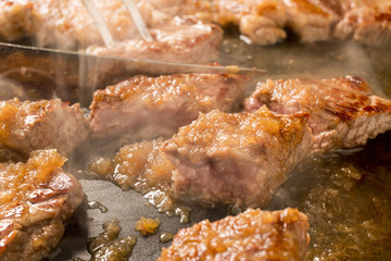 タレをかけたステーキ