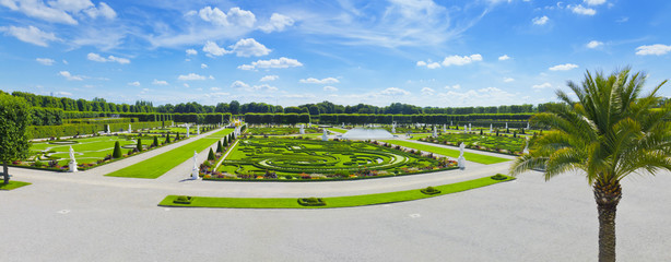 Herrenhuserrten Mit Glockenfont Und Antike