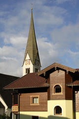 Fototapeta na wymiar Kirchturm und Häuser in Stuhlfelden