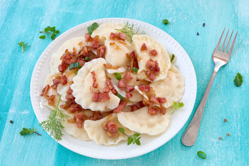 Maultaschen mit Zwiebeln und Speck