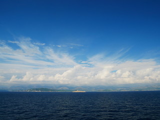 アドリア海、遠くに島の見える景色