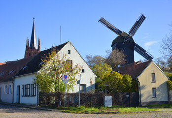 Fototapeta na wymiar Werder Havel Bockwindmühle und Heilig-Geist-Kirche