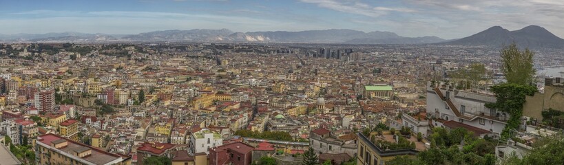 Fototapeta na wymiar Vista panoramica della città di Napoli dal Vomero. Si può ammirare tutta la città che si estende fino al centro direzionale, dove stanno i grattacieli. Sullo sfondo il vulcano Vesuvio.