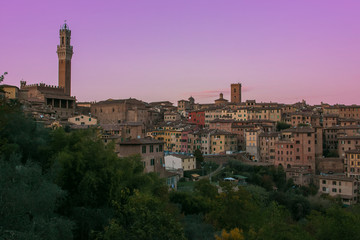 Romantica veduta della città medievale di Siena, Toscana