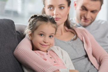 Obraz premium Family sitting on couch