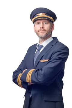 Pilot in Uniform mit goldenen Streifen und M&uuml;tze verschr&auml;nkt die Arme