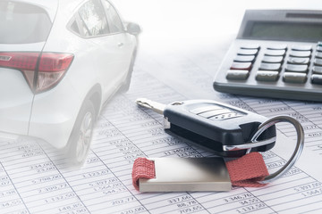 Autokosten und Finanzierung; Autoschlüssel, Auto und Taschenrechner auf Tabellen, Hintergrund,...