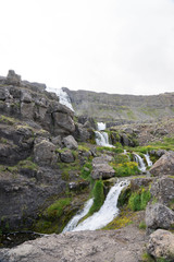 Landschaft rund um den Dynjandi-Wasserfall in den Westfjorden, Island