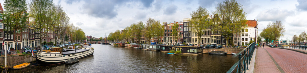 Fototapeta na wymiar Panorama d'un canal et ses maisons typiques à Amsterdam, Hollande, Pays-bas