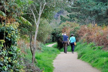 Obraz premium Randonneurs sur le sentier cotier de la côte de granit rose en Bretagne près de Perros-Guirec