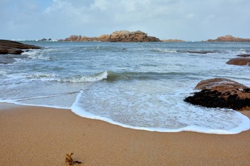 Vagues sur une plage de Bretagne en Côtes d'Armor