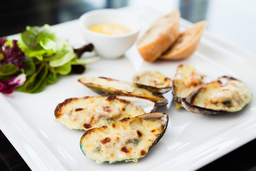 Baked mussels au gratin