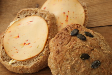 Brötchen mit Käsescheibe