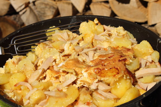 Kartoffeln mit Ei in Pfanne