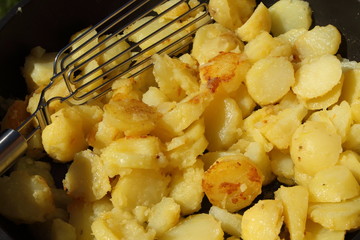 Bratkartoffeln in Pfanne mit Wender