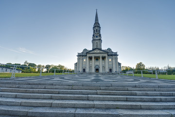 Frontalansicht einer historischen Kirche in ländlicher Region in Irland abends bei klarem Himmel...