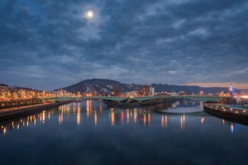 Fototapeta premium Rouen de nuit, vue depuis le pont de Boieldieu