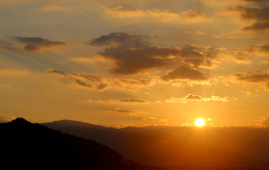 Photo dawn bright over the mountains