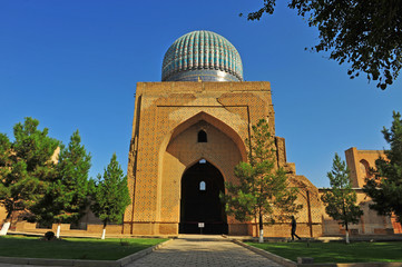 Samarkand: beautiful mosque in the park