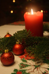 kerze, rot, kerzenlicht, weihnachtskugeln, weihnachtlich, weihnachtsdekoration, bokeh