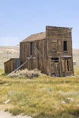 Fototapeta na wymiar Old wooden buildings in the Mono County landscape 