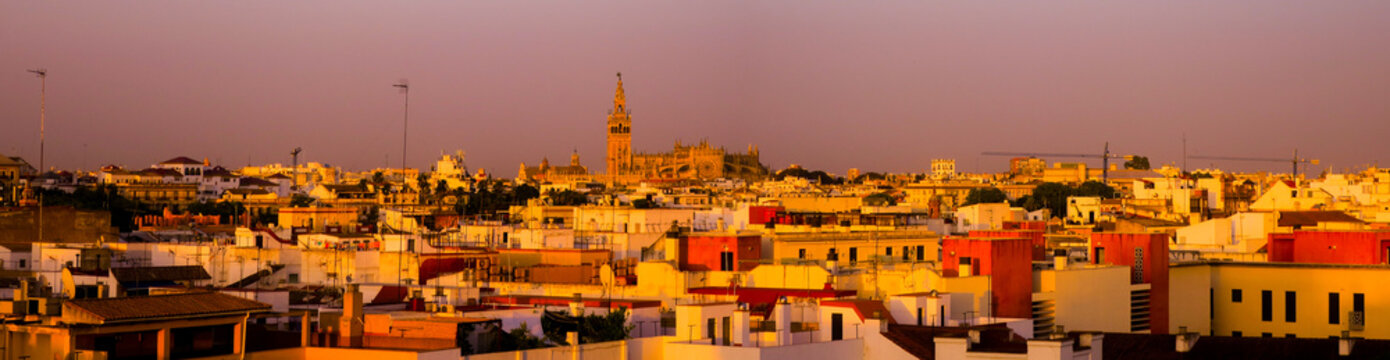 Skyline of Seville with the Cathedral © Rop