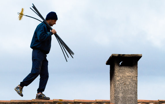 ramoneur sur le toit et chemin&eacute;e