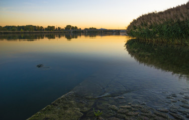 rivière Le Rhône avec coucher de soleil