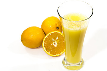 Un vaco con zumo de naranja, sobre un fondo blanco