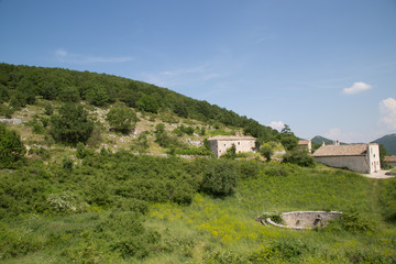 Antiche case restaurate in un villaggio di montagna abbandonato, Centro Italia 