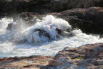 Stürmische Brandung / Wellen / Meer auf Felsen