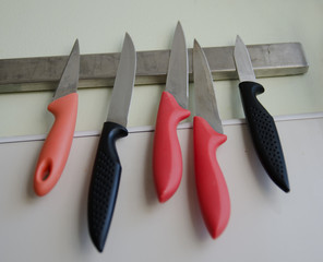 Noże wiszące w kuchni na listwie magnetycznej. © Rajtar photography