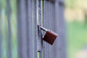 Kłódki na moście, symbol miłości.