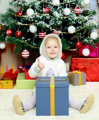 Fototapeta na wymiar Little girl with a gift in her hands.