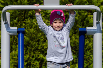 Mała dziewczynka bawi się na placu zabaw jesienią. © Rajtar photography