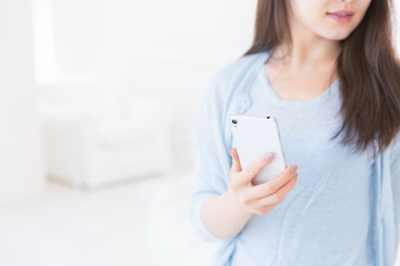 スマホを見る女性　手元