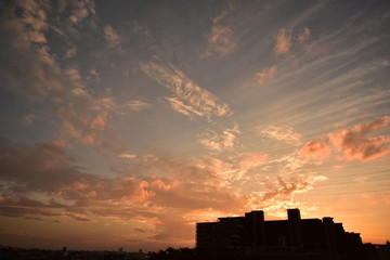 秋空と都会の街並み