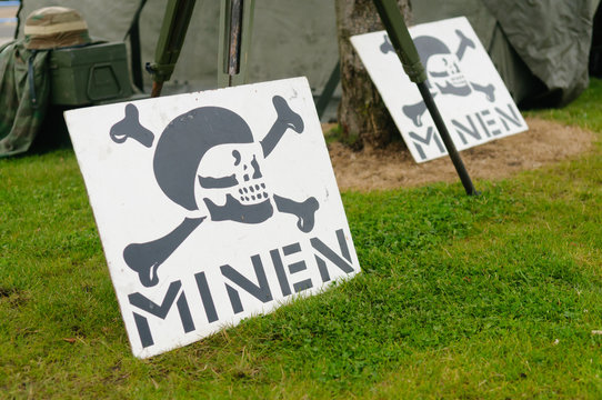German warning signs for mines (Minen)