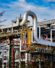     Chemiefabrik - Industrieanlage Raffinerie mit Rohrleitungssystem // Chemical plant - industrial...