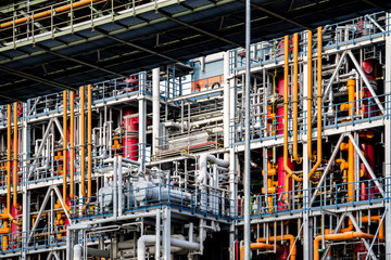     Chemiefabrik - Industrieanlage Raffinerie mit rohrleitungssystem // Chemical plant - industrial...