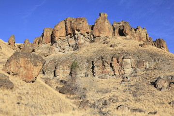 Fototapeta premium ジョン・デイ化石層国定公園のクラーノ・ユニットの化石層の岩山
