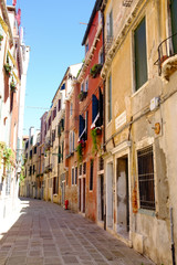 Leere Gasse in der Altstadt von Venedig.