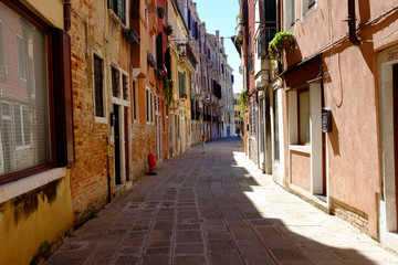 Leere Gasse in der Altstadt von Venedig.